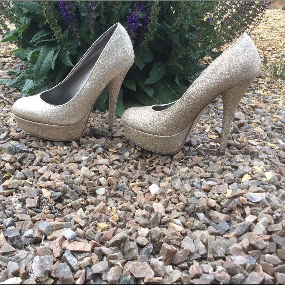 Gold pumps